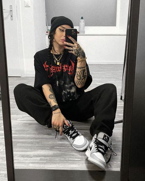 Sporty Goth Outfits, Summer Goth Outfits, Hypebeast Women, Chica Chola, Outfit Oversize, Ootd Inspo, Baggy Clothes, Oversized Look, Streetwear Aesthetic