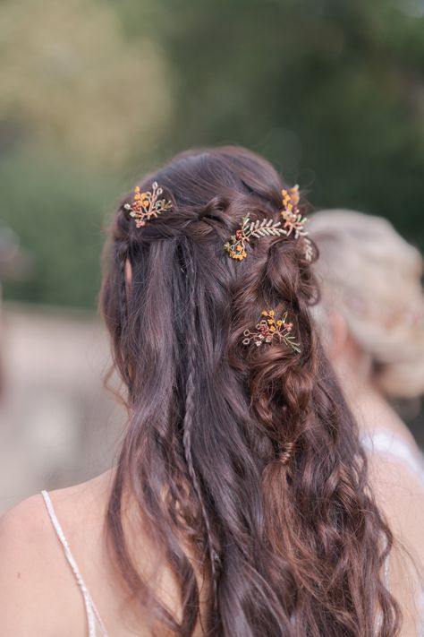 This beautiful half updo hairstyle is the perfect wedding hairstyle for a bride or bridesmaid | Boho wedding hair | wedding hair accessories Hairstyle With Accessories, Autumn Hairstyles, Woodland Wedding Hair, Enchanted Forest Wedding Theme, Aurora Hair, Half Updo Hairstyles, Forest Theme Wedding, Wedding Autumn, Romantic Hairstyles