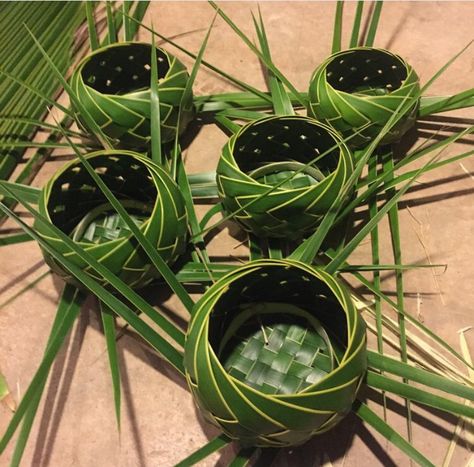 Palm Sunday Crafts, Palm Leaf Baskets, Flax Weaving, Basket Centerpieces, Coconut Leaves, Vase Crafts, Rope Crafts Diy, Diy Shower, Modern Flower Arrangements