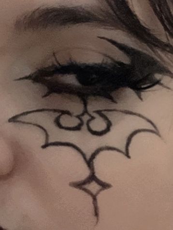 Goth Makeup Looks Eyeliner, Emo Graphic Liner, Gothic Eyeliner For Hooded Eyes, Goth Eyeliner Ideas, Asymmetrical Eyeliner, Emo Eyeliner Looks, Goth Liner, Goth Makeup Eyeliner, Graphic Eyeliner Goth