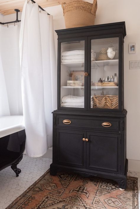 Black Clawfoot Tub, Antique Medicine Cabinet, Black China, Viborg, Bathroom Renos, Boho Home, Farmhouse Bathroom, Beautiful Bathrooms, Bathroom Renovations