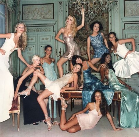 The 90s Supermodels❤️ on Instagram: “Kirsty Hume , Nadja Auermann, Nadege du Bospertus @nadegedubospertus , Carla Bruni @carlabruniofficial , Linda Evangelista…” Versace Fall 1994, Georgina Grenville, 90's Supermodels, Kirsty Hume, Nadja Auermann, Shalom Harlow, Models Backstage, Stephanie Seymour, Original Supermodels