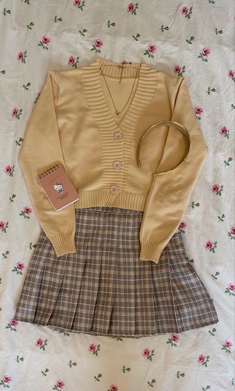 Yellow Academia Outfit, Yellow Skirt Aesthetic, Yellow Coquette Outfit, Yellow Y2k Outfit, Aesthetic Clothes Grunge, Ootd Idea, Academia Aesthetic Outfit, Skirt Aesthetic, Dark Academia Outfit