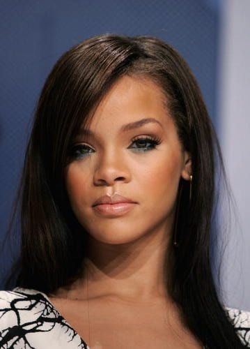 Young Rihanna, Rihanna Makeup, Looks Rihanna, Rihanna Hairstyles, Medium Bob Haircut, Rihanna Outfits, Rihanna Looks, Rihanna Riri, Good Girl Gone Bad