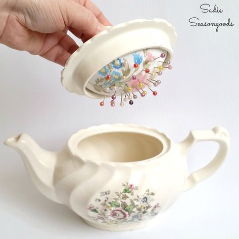 Sew Tips, Sewing Caddy, Hantverk Diy, Astuces Diy, Beginner Sewing Projects Easy, Costura Diy, Sew Ins, Sewing Rooms, Tea Pots Vintage