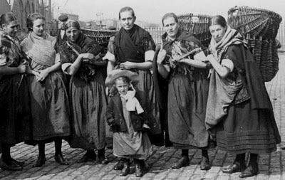 Old fishwives.Leith,Edinburgh. Scotland People, Leith Edinburgh, Tour Scotland, Vintage Scotland, Canadian Soldiers, Scotland History, Scottish History, Scotland Tours, Scotland Forever