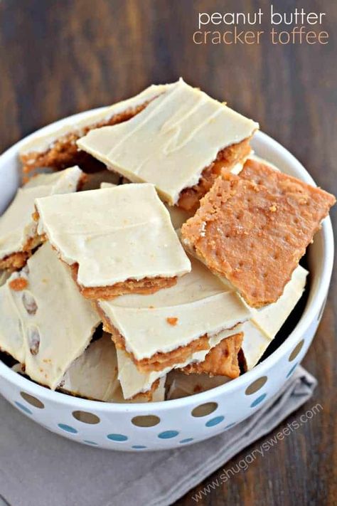 Peanut Butter Cracker Toffee: so simple to make, yet melt in your mouth delicious! This easy toffee recipe is made with crackers! Peanut Butter Toffee Bars, Sees Copycat Recipes, Easy Toffee Recipe, Entertaining Desserts, Peanut Butter Crackers, Easy Toffee, Salty Sweet Snacks, Favorite Holiday Desserts, Cracker Candy