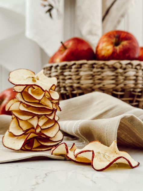 Dried Fruits Aesthetic, Drying Apples, Apples Aesthetic, Healthy Apple Chips, Dehydrate Apples, Simplistic Aesthetic, Minimalist Fall Decor, Dehydrated Apples, Simmer Pot Recipes