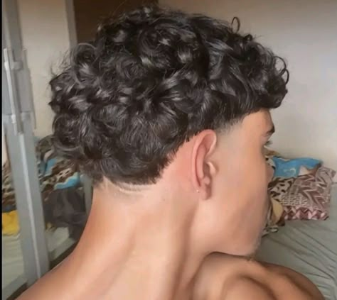 Taper Fade Ondulado, Low Taper Curly Hair, Taper Curly Hair, Curly Taper, Low Fade Curly Hair, Curly Hair Taper, Curly Taper Fade, Hair Tips For Men, Taper Fade Short Hair