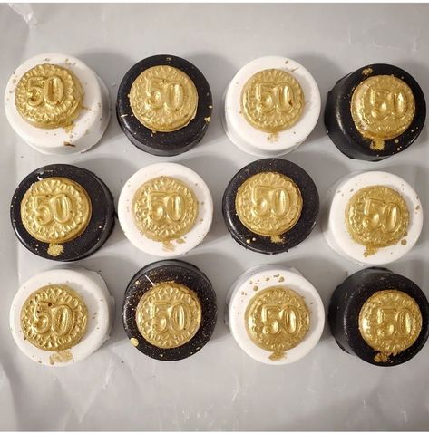 Black And Gold Cakesicles Ideas, New Years Chocolate Covered Oreos, Black And Gold Oreos, Black And Gold Treats, Black And Gold Party Treats Dessert Tables, Black And Gold Dessert Table Ideas, Black And Gold Treat Table, Black And Gold Chocolate Covered Oreos, Black White And Gold Chocolate Covered Oreos