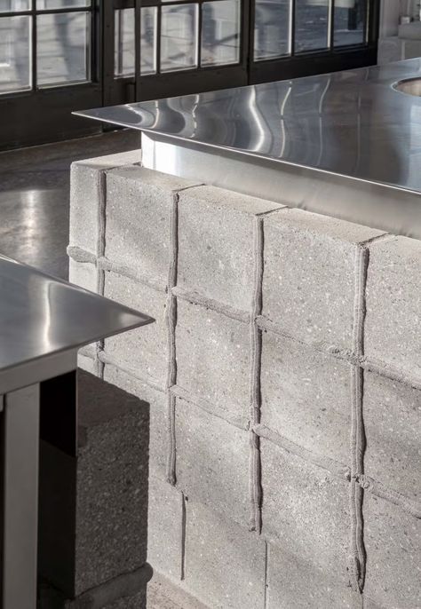 Recycled Interior Design, Steel Bar Design, Zinc Bar Top, Concrete Bar, Bar Counter Design, Steel Countertop, Industrial Cafe, Interior Design Office, Latest Interior Design Trends