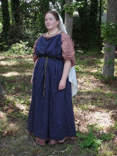 Finished Roman! Stola with sraps over tunica intim. Looks like an ionic chiton style. Roman Outfits Women Ancient, Roman Women Dress, Traditional Roman Clothing, Roman Stola, Late Roman Clothing, Roman Tunic Woman, Ancient Tunic, Ancient Roman Clothing, Ancient Greek Clothing