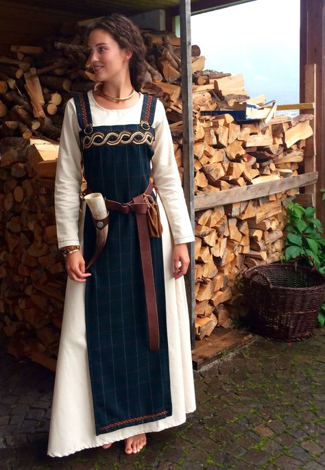 Summer Viking Clothing, Traditional Viking Women Clothing, Diy Women's Viking Costume, Sca Outfits, Viking Dress Woman, Modern Viking Fashion, Viking Clothing Women, Vikings Outfit, Viking Women Clothing