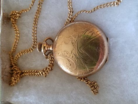 Golden Locket Aesthetic, Necklace Aesthetic Gold, Locket Aesthetic, Golden Locket, Grunge Pictures, Necklace Aesthetic, Aesthetic Gold, Academia Style, Amulet Necklace