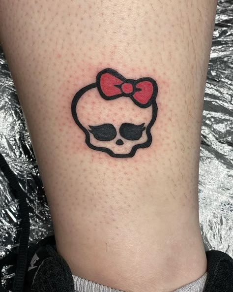 Monsterhigh Tattoos, Monster High Skull Tattoo, Alt Patchwork Tattoo, Kawaii Goth Tattoo, Scene Tattoo Ideas, Fluttershy Tattoo, Mcbling Tattoo, Draculaura Tattoo, Monster High Tattoo Ideas