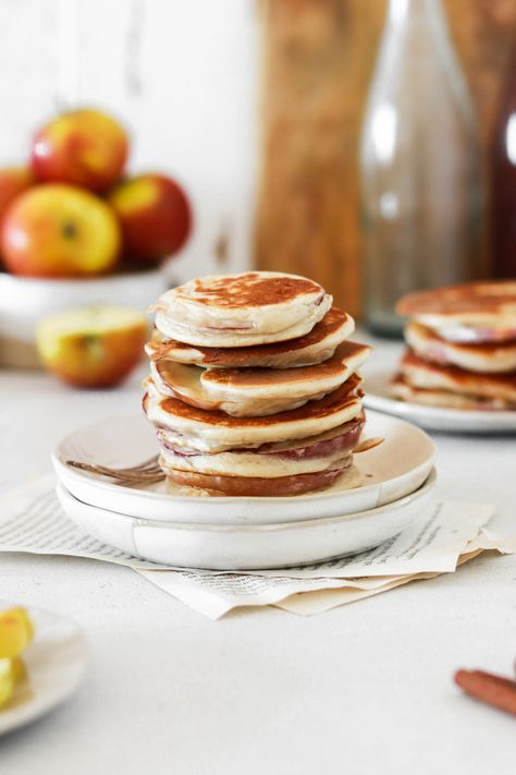 Apple slices covered and fried in pancake batter! An amazing and fun idea that is just as good to make for breakfast, brunch or afternoon snack. These delicous and tasty battered apple rings are so yummy, easy to make, appreciated by both young and old and a fun surprise for those not knowing whats hiding on the inside. #applepancakes #batteredapples #brunchideas #breakfastfood #breakfastideas #afternoonsnack #mellanmål #frukost #mellis #glutenfritt #healthycooking #glutenfreebreakfast #matinspo Pancake Apple Rings, Fried Apple Rings With Pancake Batter, Apple Slice Pancakes, Fried Apple Rings, Apple Slice, Apple Rings, Cozy Breakfast, Apple Pancakes, Apple Dip