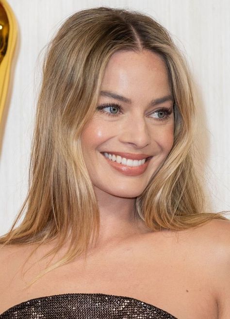 Margot Robbie Hair Color, Margot Robbie Short Hair, Hailey Bieber Blonde, Grown Out Blonde Hair, Margot Robbie Makeup, Clean Girl Looks, Scandinavian Hair, Margot Robbie Hair, Autumn Blonde