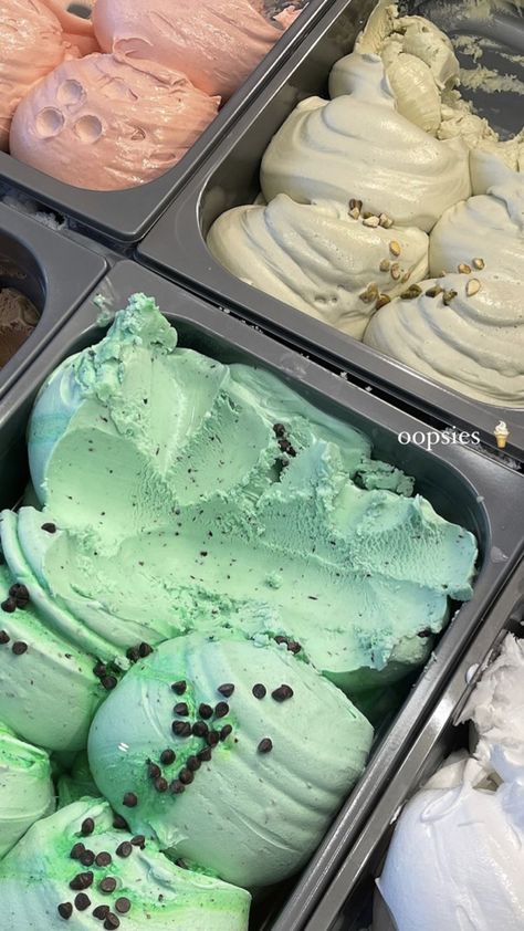 Ice Cream Snapgram, Gelato Ice Cream, Mint Chocolate Chip Ice Cream, Yummy Ice Cream, Junk Food Snacks, Healthy Food Motivation, Mint Chocolate Chips, Snap Food, Cute Desserts