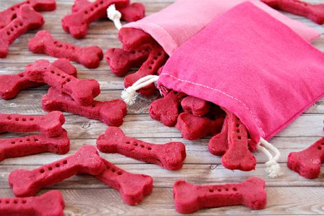 Valentine Dog Treat Tips for Pretty Pinks and Ravishing Reds Puppy Snacks, Puppy Recipes, Pet Cake, Canadian Animals, Colouring Ideas, Valentine Dog, Dog Biscuit Recipes, Scooby Snacks, Doggie Treats