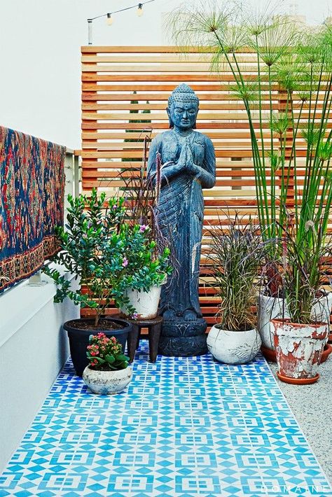 Before and After: A Celeb Hairstylist's Exotic Rooftop Remodel via /domainehome/ Yoga Patio, Outdoor Yoga Space, Outdoor Meditation Space, Yoga Garden, Outdoor Meditation, Outdoor Makeover, Meditation Garden, Yoga Space, Patio Tiles