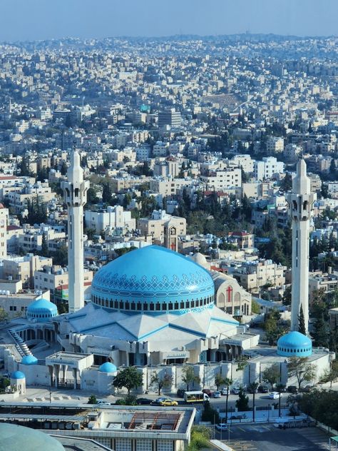 This picture is for a famous blue mosque in Jordan. This was taken from a skyscraper so it shows the beautiful city around it King Abdullah Mosque Jordan, Jordan Country Amman, Amman Aesthetic, Country Jordan, Jordan City, Travel Jordan, Jordan Country, Jordan Amman, Artsy Photography