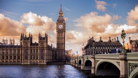 London. The capital of the United Kingdom has a long, rich history that stretches back to the ancient Romans. Travel Therapy, London Blitz, London Wallpaper, Aesthetic Header, Great Fire Of London, Cheap Places To Travel, Travel Guide London, New York Vintage, The Great Fire