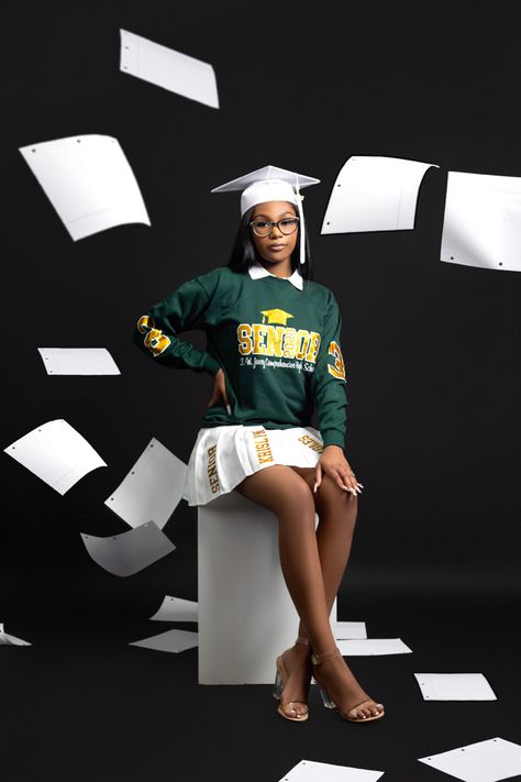 Highschool Graduate Photoshoot, Class Of 2025 Photoshoot, Class Of 2024 Photoshoot, Senior Picture Studio Ideas, High School Senior Photo Ideas, High School Grad Photoshoot, Graduation Pictures Ideas High School, 8th Grade Graduation Photoshoot, Senior Picture Ideas Black Women 2024