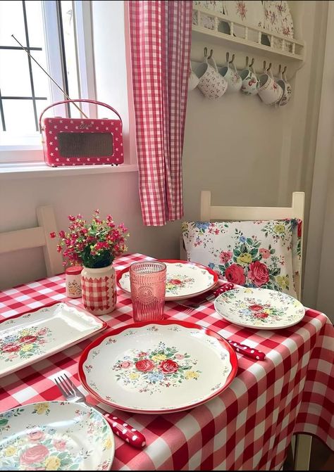 Red Cottagecore, 1950s Kitchen Decor, Dream House Layout, Pioneer Woman Kitchen Decor, Checkered Decor, Pioneer Woman Kitchen, Cosy Kitchen, Kitschy Kitchen, Quirky Decor