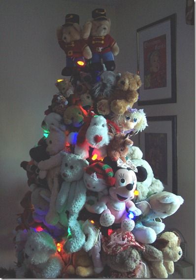 Stuffed Animal Tree - neat idea for homes with little ones. Stuffed Animal Christmas Tree, Memories Tree, Stuffed Animal Displays, Holiday Bags, Trees For Kids, Decorate A Christmas Tree, Christmas Trees For Kids, Stuff Toys, Photography Christmas