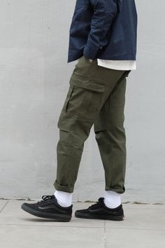 Cargo Pants Men Outfit, Olive Cargo Pants Outfit, Outfit Ideas Cargo Pants, Fire Clothing, Vans Outfit Men, Wide Cargo Pants, Cargo Pants Outfit Men, How To Style Cargo Pants, Brown Cargo Pants