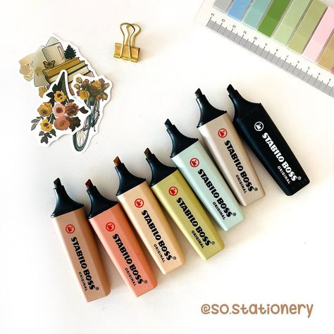 ¿Ya tienes tus nuevos Stabilo Boss? ✨ Aquí te dejamos algunas paletas de colores para que combines todos tus Stabilo Boss y tus apuntes queden súper bonitos 👀💖 - - - @stabilo @stabilomexico @stabilo.peru #papeleria #stabilo #studytips #bujo #papeleriabonita #stationeryaddict #lettering #journaling #plannercommunity #studymotivation #studyinspo #studyblr #washitape #tepeaca #caligrafia #puebla #notetaking Quad Exercises, Stabilo Boss, Stationary School, Index Cards, April 25, Study Motivation, Stationery Supplies, Washi Tape, School Supplies