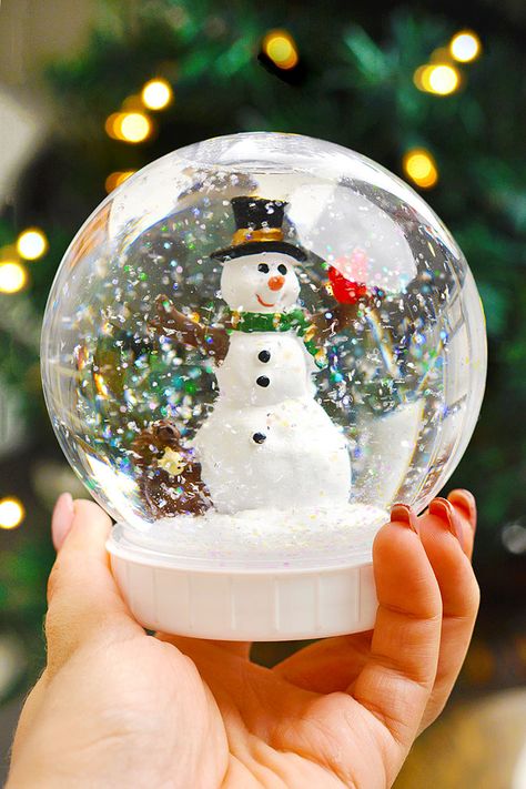 Easy Snow Globes, Make A Snow Globe, Snow Globe For Kids, Glass Bead Crafts Diy, Homemade Snow Globes, Ornaments Diy Kids, Felt Ornaments Diy, Globe Diy, Snow Globe Crafts