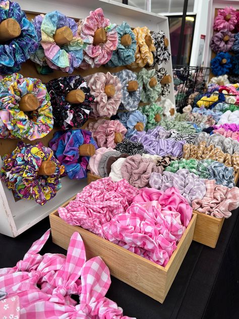 Scrunchie Pop Up Shop, Craft Fair Displays Scrunchies, Scrunchie Display Craft Show, Scrunchie Market Stall, Scrunchie Buisness Ideas, Selling Scrunchies, Scrunchies Business, Scrunchie Display, Craft Stall Display Ideas