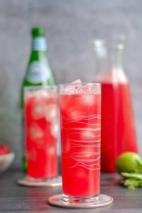 Watermelon Spritzer made with fresh watermelon juice, lime, mint, and bubbles - it's the perfect festive, non-alcoholic cocktail.  Incredibly refreshing! . #watermelonjuice #summerrecipes #watermelon #mocktail Watermelon Spritzer, Watermelon Mocktail, Spritzer Drink, Fresh Watermelon Juice, Easy Alcoholic Drinks, Mocktail Drinks, Spritz Recipe, Nilla Wafers, Non Alcoholic Cocktails