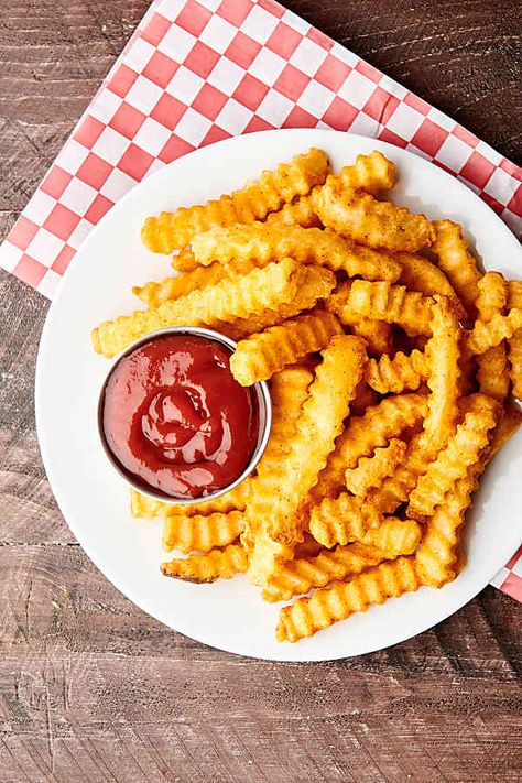 These Air Fryer Frozen French Fries are easy to make and perfectly crispy. Serve with your favorite dipping sauce or turn them into loaded cheese fries with all the toppings — the choice is yours! www.showmetheyummy.com French Fries With Sauce, Loaded Cheese Fries, Chili Cheese Fries Recipe, Air Fryer Frozen French Fries, Cheese Fries Recipe, Chili Cheese Fries, Frozen French Fries, Waffle Fries, Tasty Recipes Videos