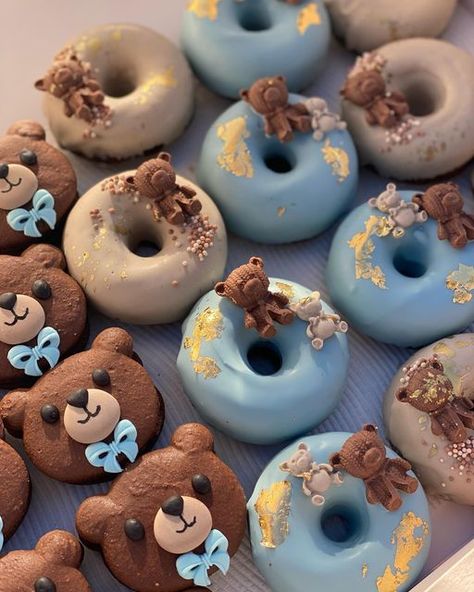 Bear Desserts Ideas, Dessert For Baby Shower Ideas, Teddy Bear Macarons, Baby Shower Donuts Ideas, Teddy Bear Shower Cake, Teddy Bear Desserts, Teddy Bear Treats, Bear Desserts, Teddy Bear Dessert Table