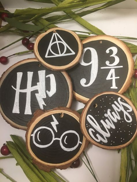 Harry Potter Christmas Tree Ornaments Diy, Harry Potter Wood Ornaments, Harry Potter Christmas Diy, Harry Potter Christmas Ornaments, Harry Potter Christmas Decorations, Harry Potter Ornaments, Harry Potter Christmas Tree, Stile Harry Potter, Hogwarts Christmas