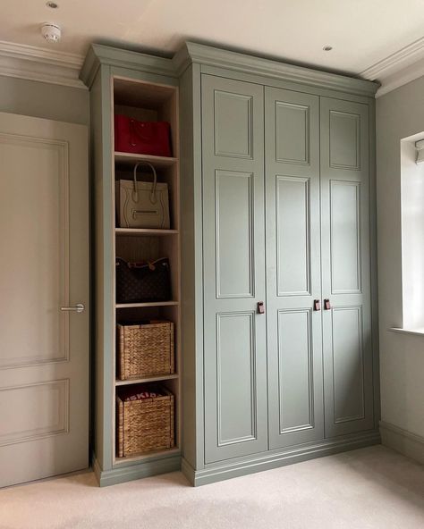 𝐍𝐂 𝐂𝐚𝐫𝐩𝐞𝐧𝐭𝐫𝐲 & 𝐉𝐨𝐢𝐧𝐞𝐫𝐲 | Latest wardrobe completed, consisting of 4 panel shaker doors with oak veneered interiors, drawers and open shelving. Shelving made to… | Instagram Card Room Green, London Bedroom, Bedroom Built In Wardrobe, Carpentry And Joinery, Shaker Style Cabinets, Wardrobe Door Designs, Acrylic Furniture, Wardrobe Interior Design, Shaker Doors