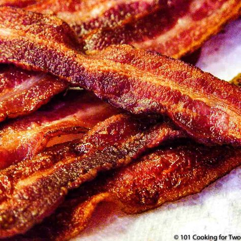 Learn to cook perfectly crispy bacon in the oven that everybody will love. Nothing is better than great bacon, and now you can have it with no splattering mess to clean up with these easy step by step instructions.#Bacon #CookingBaconOven #RoastedBacon #CrispyBacon #BakedBacon Bacon In Convection Oven, Oven Bacon, Oven Baked Bacon, Healthy Food Alternatives, Sweet And Spicy Chicken, Bacon In The Oven, Cooking Photos, Easy Bacon, Cooking Bacon