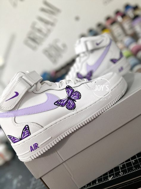 Custom Air Force 1 Sneakers Purple Butterflies. Low, Mid & High Tops. 🎨Artwork: -Exactly as shown in the picture. -Fully hand painted. -Applied Special Acrylic Paint for Shoes and Finisher for more Durability.  -Waterproof and flexible. 👟Sneakers: -100 % Authentic Air Force 1 Sneakers, purchased at official stores in the US, then customized by hand.  📐Size: -C (Child) Y (Youth) W (Women) M (Men.) -Women's sizes might be converted into their equivalent Youth's or Men's: 6.5Y - 8W or 8.5M - 10W, for example. Please refer to the Size Guide. 📦What is included: -Artwork. -Sneakers. -Shipping. -Lace Locks. 🔙Returns/Exchanges: NO RETURNS. Custom shoes are made to order. If you have any inquiries about your order, please email/message us, and we will be happy to assist you. 🖌️Custom Order: - Paint For Shoes, Painted Air Force 1, Sneakers Purple, Air Force 1 Sneakers, Wishlist 2024, Nike Fashion Shoes, Preppy Shoes, Pretty Shoes Sneakers, Shoe Ideas