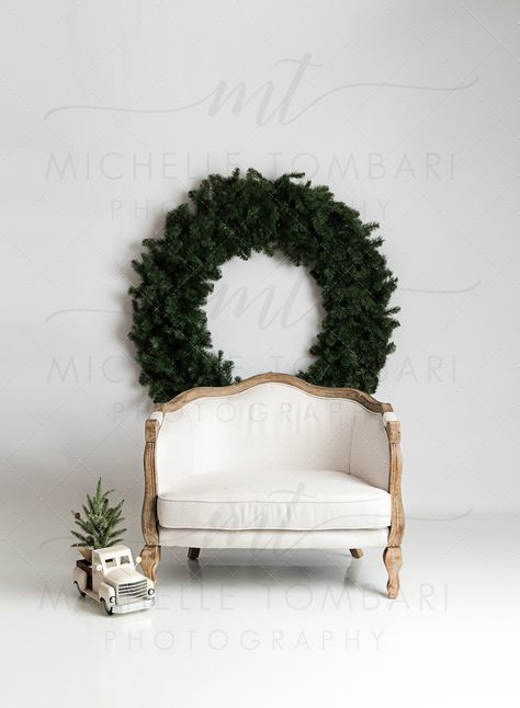 Indoor White Background Photoshoot, White Christmas Studio Photoshoot, White Backdrop Christmas Photoshoot, Minimalistic Christmas Photoshoot, Christmas Wreath Photoshoot, White Christmas Family Photoshoot, Christmas Background Photoshoot, Minimalist Christmas Photoshoot, Christmas Photoshoot Background