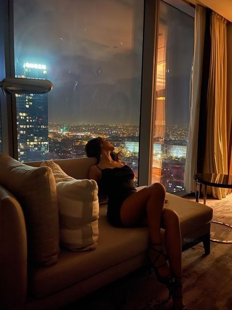 Posts Ideas, Dark Feminine Aesthetic, Luxury Lifestyle Dreams, Future Lifestyle, Rich Life, Dream Lifestyle, Photo Couple, Feminine Aesthetic, Night Aesthetic