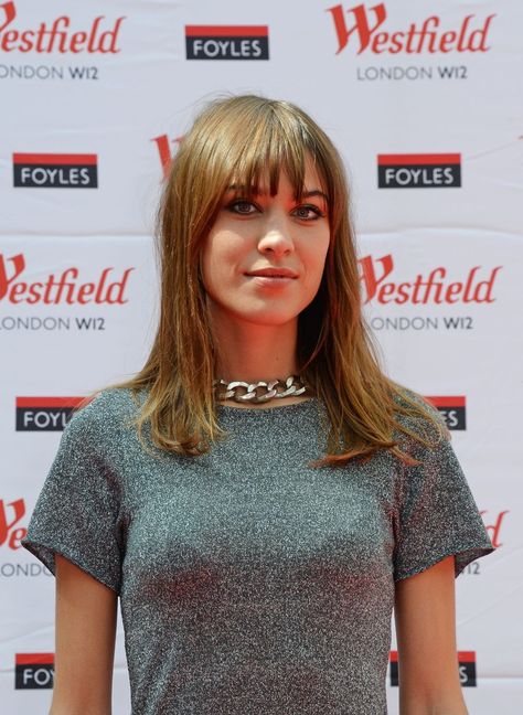 Alexa Chung's fringe haircut 2014 Alexa Chung Fringe, Choppy Long Layered Haircuts, Full Fringe Hairstyles, Alexa Chung Hair, Bang Hair, Celebrity Hair Trends, Long Fringe Hairstyles, Gigi Hadid Looks, Lena Dunham