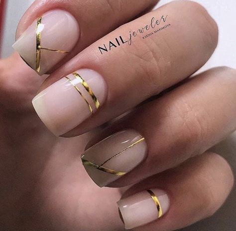 Natural Nails With Gold Line, Nail Art Gold Line, Gold Stripe Nail Art, Gold Lines On Nails, Straight Line Nail Art, Gold Lines Nails, Gold Geometric Nails, Gold Line Nail Design, Gold Line Nails