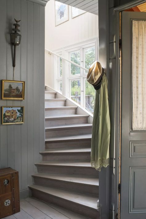 Traditional Swedish Interior, Rustic Painted Furniture, Painted Wooden Floors, Antique Dining Chairs, Period Living, Swedish Decor, Blue Lighting, Swedish Style, Swedish House