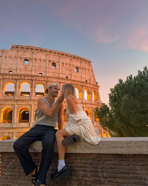 Aestehtic Couple photo idea Colosseum Couple Photo, Europe Couple Photos, Rome Italy Couple Photos, Rome Couple Photos, Rome Couple Photoshoot, Rome Photo Ideas Couple, Couple In Europe, Photos To Take In Italy, Rome Couple Pictures