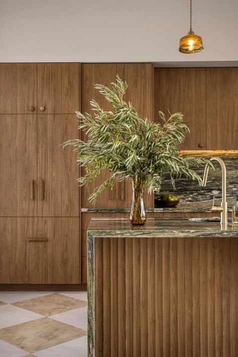 How to Embrace Earthy Interiors in Your Home Jake Arnold Kitchen Design, Earthy Kitchen Design, Fluted Island, Earthy House, Bali Kitchen, Wall Cabinets Living Room, Demo Kitchen, Earthy Interiors, Earthy Kitchen