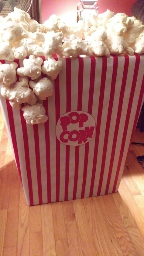 Popcorn Box Diy, Popcorn Costume, Popcorn Decorations, Deco Cinema, Diy Popcorn, Fair Theme, Diy Carnival, Fake Candy, Christmas Decorations Centerpiece