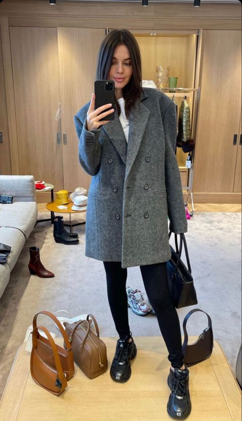 Grey Coat Outfit Spring, Grey Blazer Coat Outfit, Grey Pea Coat Outfit, Short Grey Coat Outfit, Short Black Coat Outfit, Grey Peacoat Outfit, Wool Blazer Outfit Women, Pea Coat Outfit, Grey Coat Outfit Winter