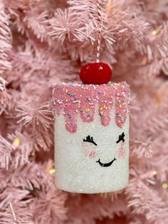 Diy Marshmallows Craft, Fake Bake Ornaments, Candy Trees Christmas, Diy Gumdrops Decorations, Clear Plastic Ornament Ideas, Diy Candy Ornaments Christmas, Fake Candy Decorations Diy, Candy Themed Christmas Tree, Marshmallow Decor